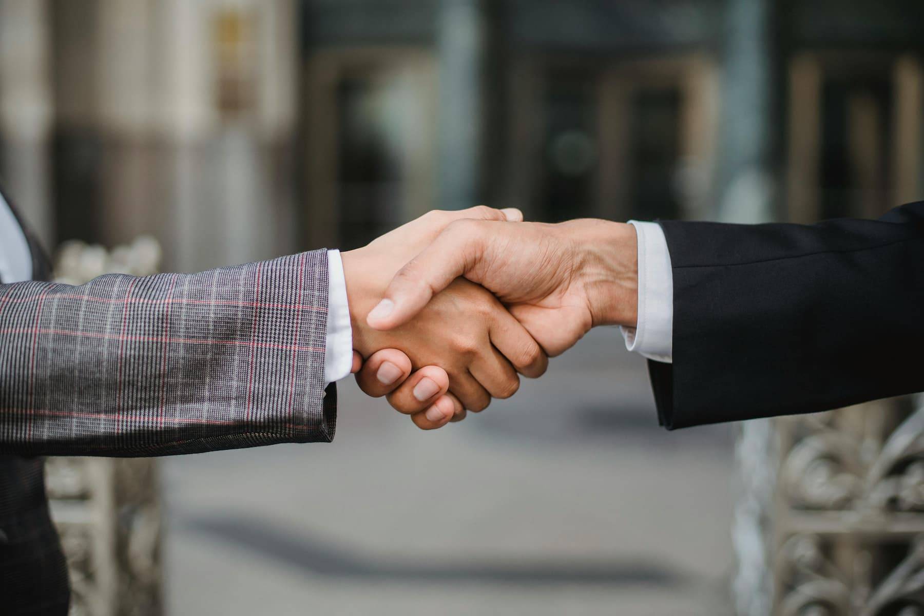 2 people shaking hands